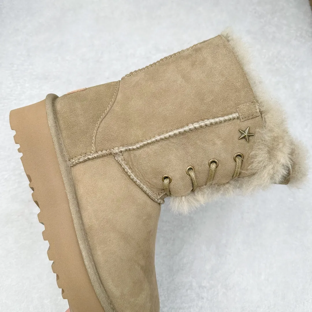 Pick up locally 💰600 UGG 1696 goddess style autumn and winter sheepskin and fur integrated snow boots. All shoes are made from the same factory as ZP. Longfeng A-grade Australian imported sheepskin and fur integrated women's boots. Brand OEM production line. Fully follow the ZP process. OEM original pattern maker. Adhering to the principle of no original shoes and no development selection. Pay attention to every detail. The most authentic version on the market TREADLITE "Light Wing" technology outsole Lightweight/durable/flexible/pile size: 35 36 37 38 39 40 Coding: by3936010
